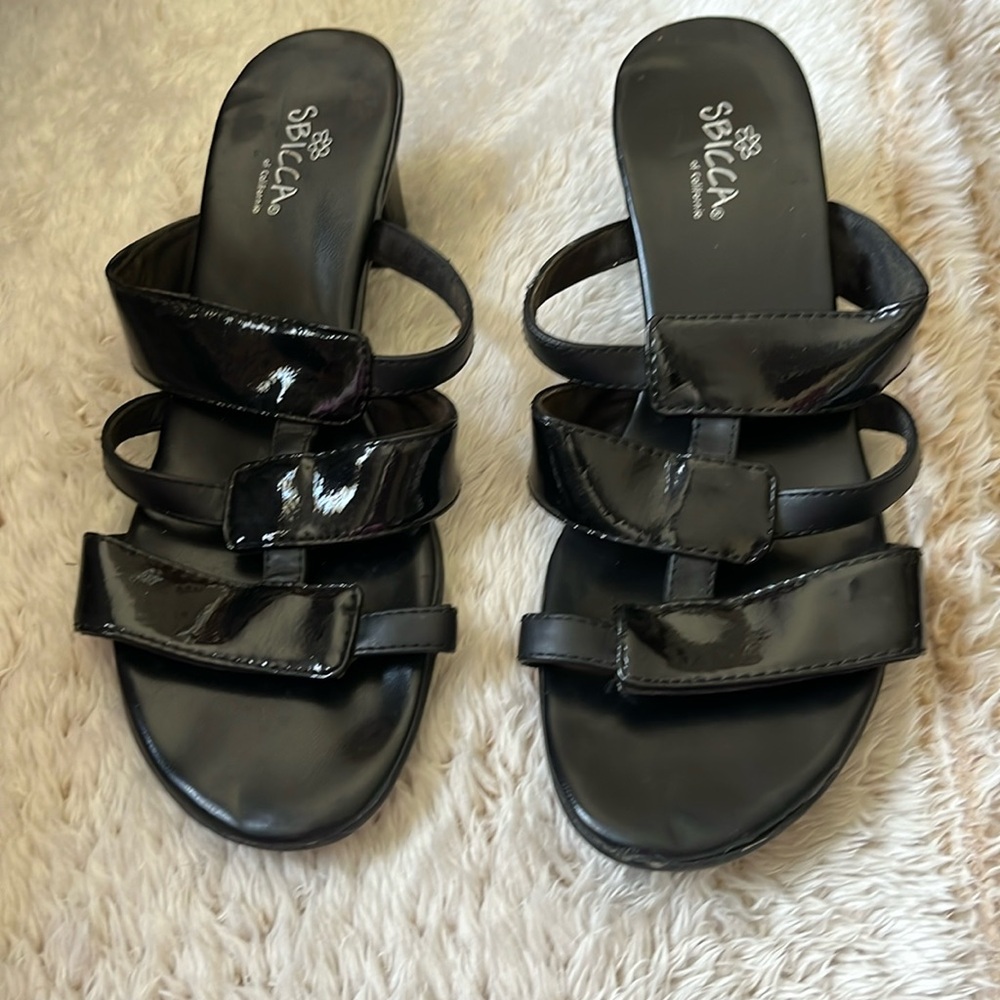 Sbicca black patent strappy slip on blockl heel! Size 8, Excellent condition!